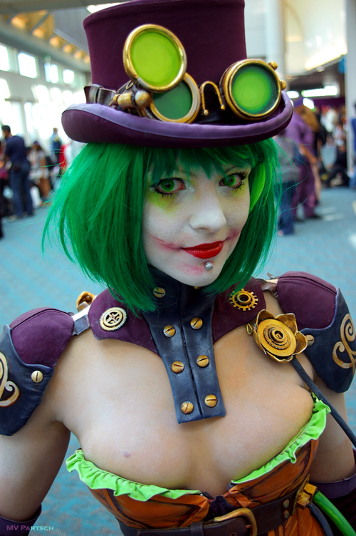 Duela Dent: Ame-Comi Heroine Series: Joker Toxin Included! Comic-Con. San Diego. 2012. Convention Center Lobby West. (Non-articulated PVC statue. Approximately 9.25? high. Includes display base.)